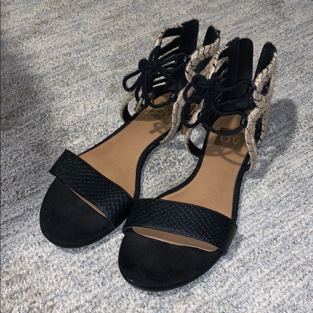 DV flat Sandals in great condition. Size 8